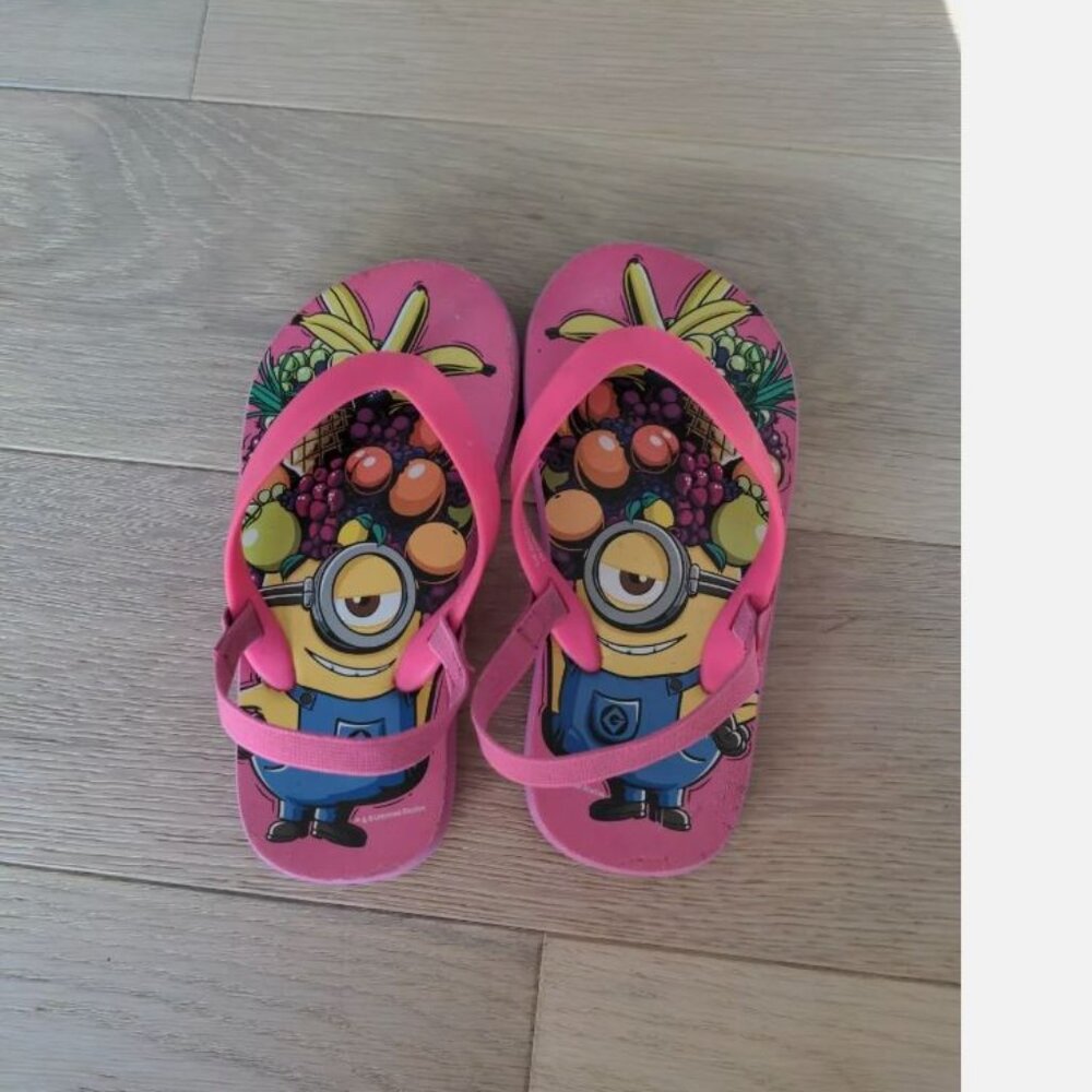 H&M Despicable Me Minion Made Sandals Flip Flops Girls 9-9.5 Toddler